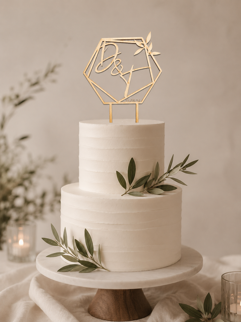 Personalisierter Cake Topper aus Holz im Hexagon-Design mit Lorbeer – Namen & Datum für eure Hochzeitstorte