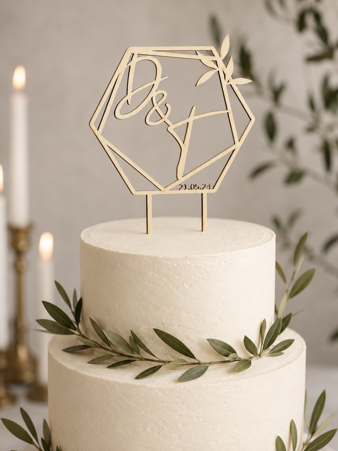 Personalisierter Cake Topper aus Holz im Hexagon-Design mit Lorbeer – Namen & Datum für eure Hochzeitstorte