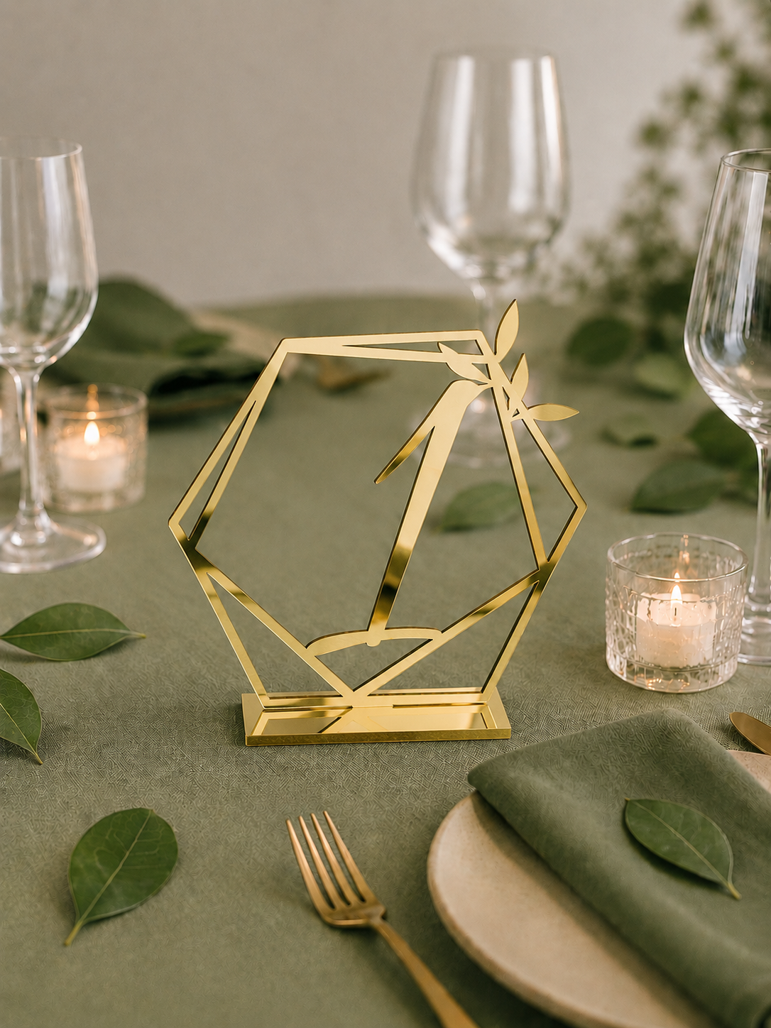Geometrische Tischnummer aus Holz oder Acryl mit Lorbeer – Moderne Tischdeko für Hochzeiten