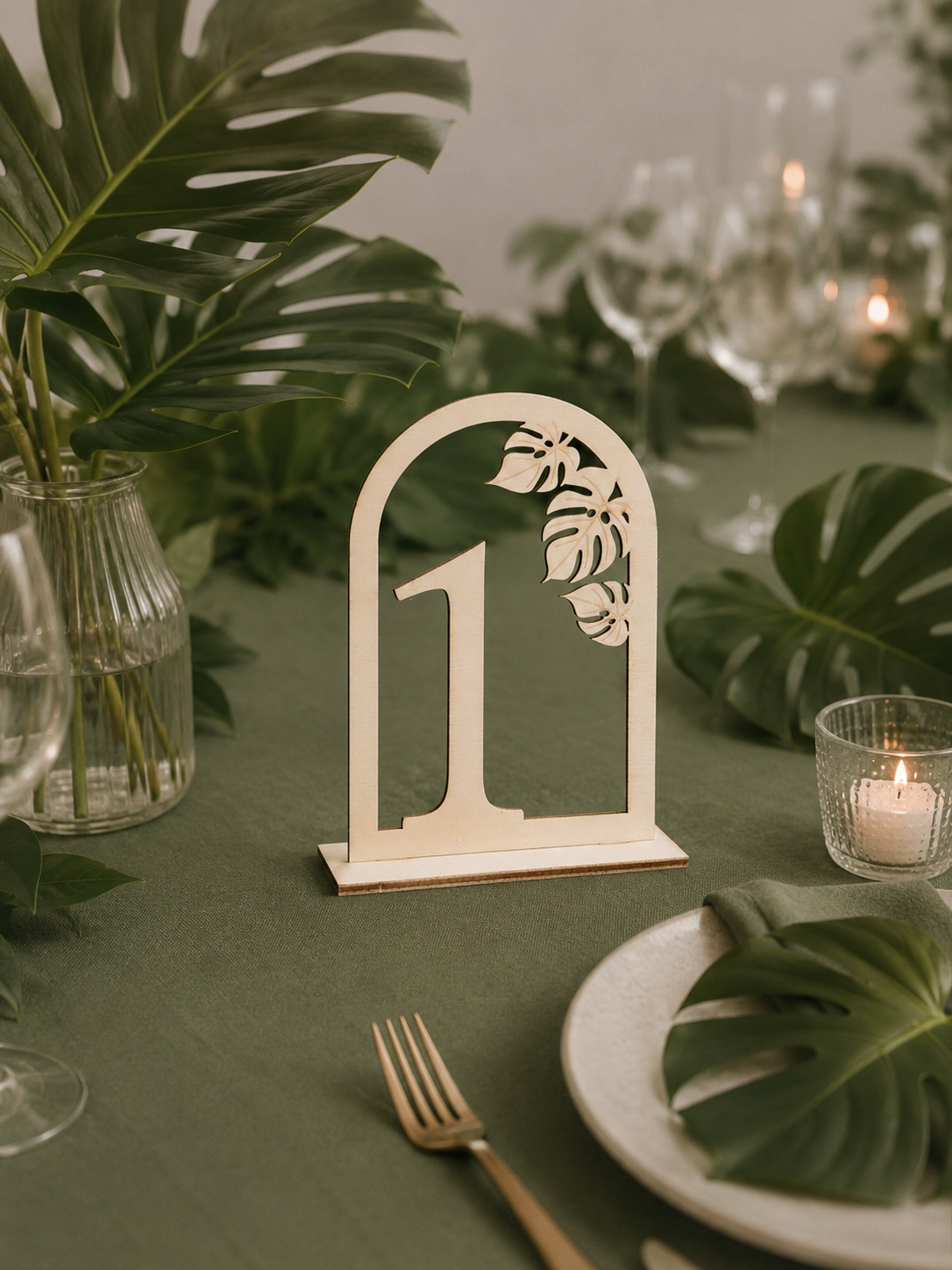 Tischnummer aus Holz mit Monstera-Design – Tropische Tischdeko für eure Hochzeit