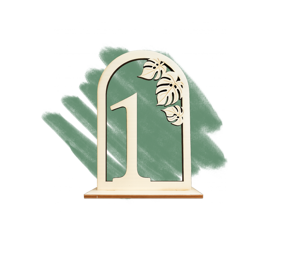 Tischnummer aus Holz mit Monstera-Design – Tropische Tischdeko für eure Hochzeit