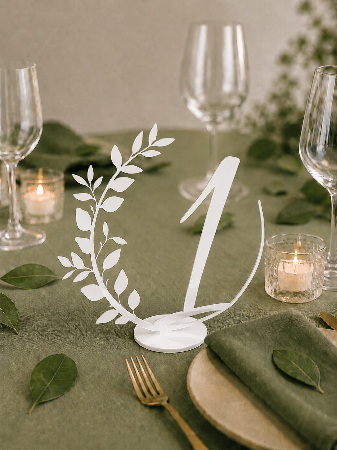 Tischnummer aus Holz oder Acryl mit Eukalyptus Motiv – Elegante Tischdeko für Hochzeiten